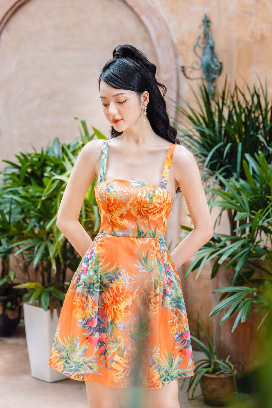 Với độ dài trên đầu gối, váy hoa ngắn sẽ tạo hiệu ứng thoáng chân và vóc dáng của phái đẹp nhờ đó cũng cao ráo hơn rất nhiều. Item này xứng đáng trở thành 