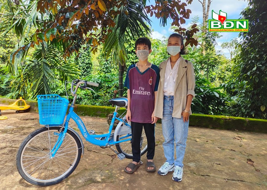 Chị Huỳnh Thị Tuyết Thu (bên phải), Chủ nhiệm CLB Nguyện Tâm Đắk Mil trao tặng xe đạp cho học sinh khó khăn của huyện Đắk Mil. Chị Huỳnh Thị Tuyết Thu (bên phải), Chủ nhiệm CLB Nguyện Tâm Đắk Mil trao tặng xe đạp cho học sinh khó khăn của huyện Đắk Mil