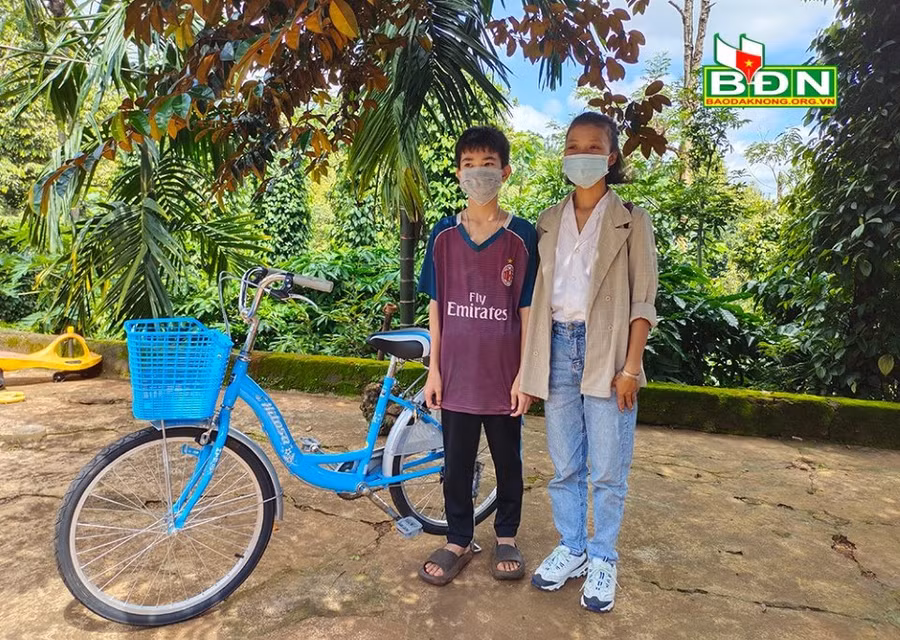  Chị Huỳnh Thị Tuyết Thu (bên phải), Chủ nhiệm CLB Nguyện Tâm Đắk Mil trao tặng xe đạp cho học sinh khó khăn của huyện Đắk Mil