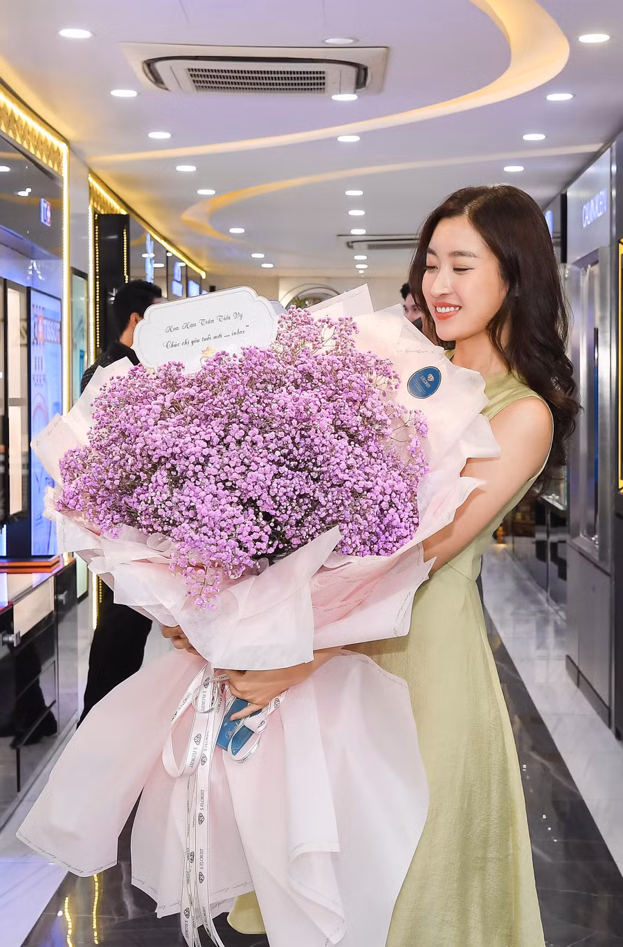 Hoa hậu Đỗ Mỹ Linh vừa chào tuổi 25 với những bó hoa và lời chúc mà bạn bè và ê-kíp gửi tặng. Đón tuổi mới, Đỗ Mỹ Linh tâm sự: 