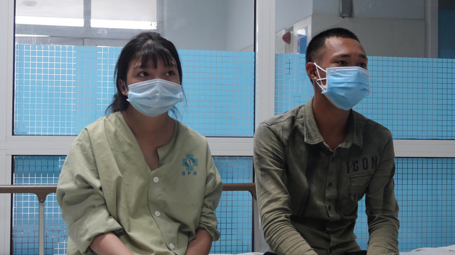 Hai vợ chồng thai phụ trong Bệnh viện Sản nhi Quảng Ngãi. Hai vợ chồng thai phụ trong Bệnh viện Sản nhi Quảng Ngãi.