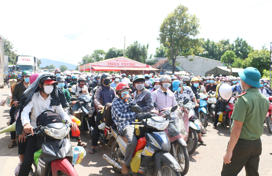 Lực lượng Công an hướng dẫn công dân trước khi đi qua địa bàn tỉnh Gia Lai. Ảnh: Tấn Tú Lực lượng công an hướng dẫn công dân trước khi xuất phát đi qua địa bàn tỉnh Gia Lai. Ảnh: Tấn Tú