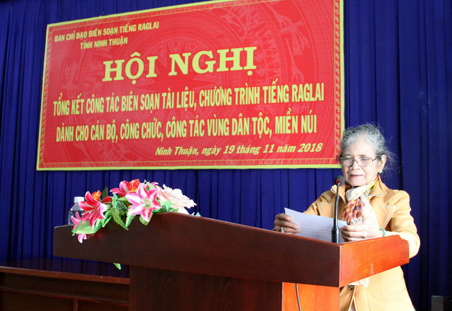 Bà Bích Phanh tại Hội nghị tổng kết công tác biên soạn, chương trình tiếng Raglai dành cho cán bộ, công chức vùng dân tộc, miền núi năm 2018. Ảnh: Thái Sơn Ngọc