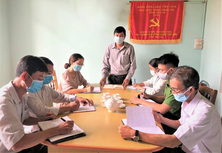  Một buổi họp của Đảng ủy xã Nghĩa Hòa, huyện Chư Păh. Ảnh: Đinh Yến
