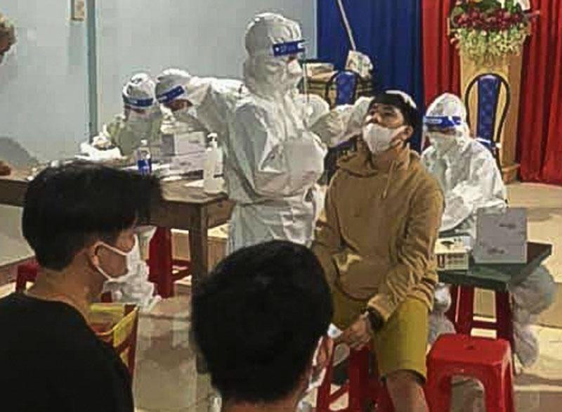 Cơ quan y tế H.Lắk lấy mẫu xét nghiệm người dân liên quan nhân viên y tế nhiễm Covid-19. Ảnh: Sở Y tế Đắk Lắk