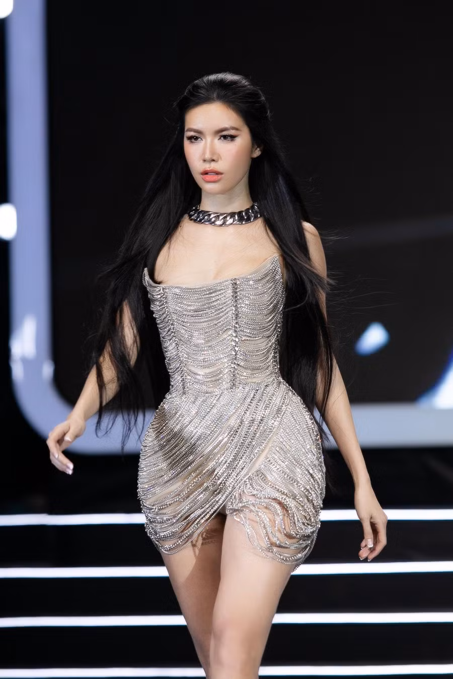 Ngoài ra, Minh Tú còn nhận lời hướng dẫn kỹ năng catwalk cho nhiều người đẹp Việt dự thi quốc tế trong năm 2021. Siêu mẫu 9X tiết lộ trong thời gian tới, cô sẽ tham gia trình diễn cho các bộ sưu tập mới của những nhà thiết kế hàng đầu Việt Nam. Ảnh: Windy Nguyễn