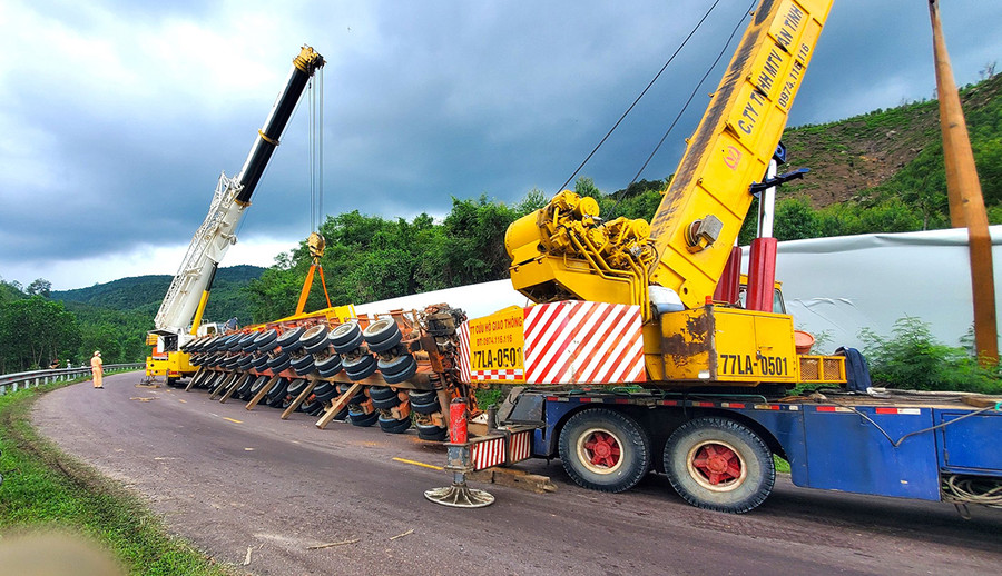 Vụ lật xe khiến một nửa làn đường bị chắn ngang, cản trở giao thông. Ảnh: An Phát