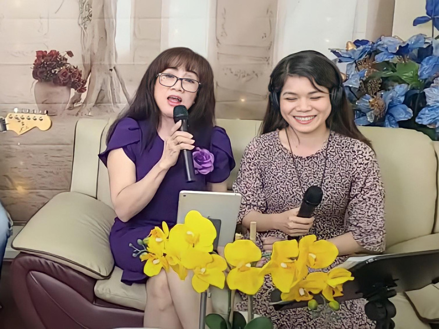 Hồng Vân song ca cùng mẹ Phương Hồng Thủy khiến fan thích thú. Ảnh: Chụp màn hình