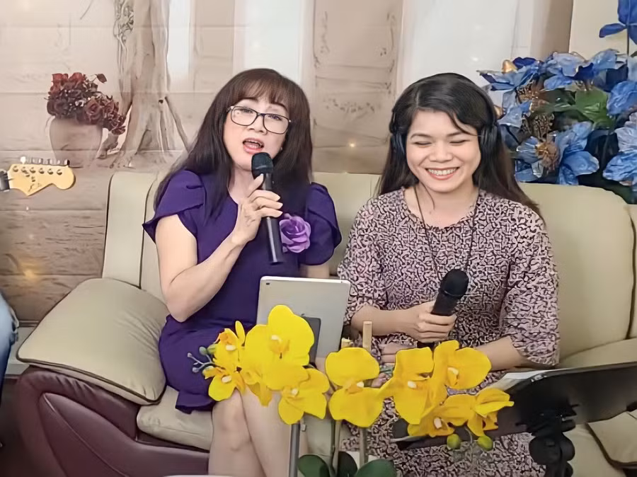 Hồng Vân song ca cùng mẹ Phương Hồng Thủy khiến fan thích thú. Ảnh: Chụp màn hình