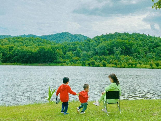 Khi các homestay kín phòng, camping là giải pháp được giới trẻ lựa chọn để 