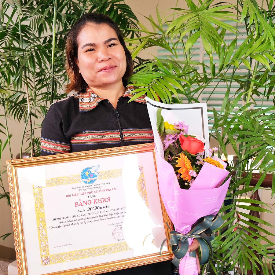 Chị H'Hanh-Chi hội trưởng phụ nữ làng Mơ Nú, xã Chư Á (TP.Pleiku) được tuyên dương trong rèn luyện 4 phẩm chất tự tin, tự trọng, trung hậu, đảm đang