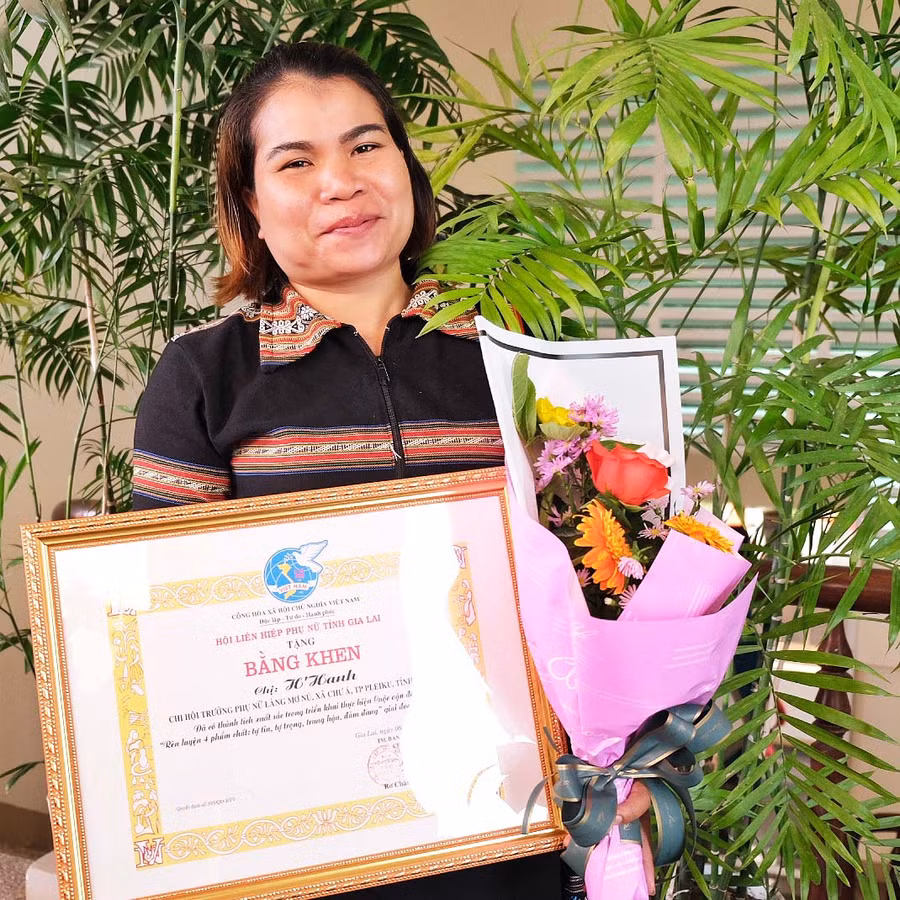 Chị H'Hanh-Chi hội trưởng phụ nữ làng Mơ Nú, xã Chư Á (TP.Pleiku) được tuyên dương trong rèn luyện 4 phẩm chất tự tin, tự trọng, trung hậu, đảm đang