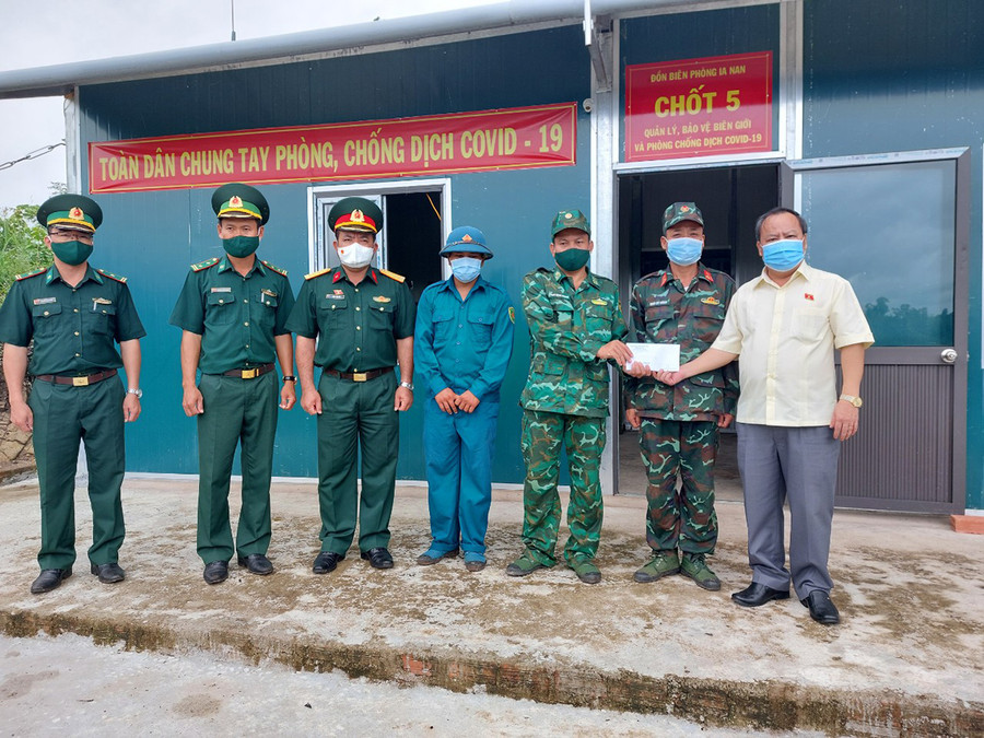 Trưởng đoàn đại biểu Quốc hội tỉnh tặng quà chốt số 5, Đồn Biên phòng Ia Nan. Ảnh: Vĩnh Hoàng 2Trưởng đoàn đại biểu Quốc hội tỉnh tặng quà Chốt số 5, Đồn Biên phòng Ia Nan.jpg