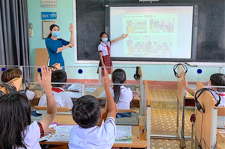 Giờ học tiếng Anh của Trường Tiểu học Nguyễn Thị Minh Khai (thị trấn Kbang) luôn có sự tương tác sôi nổi. Ảnh: Mộc Trà