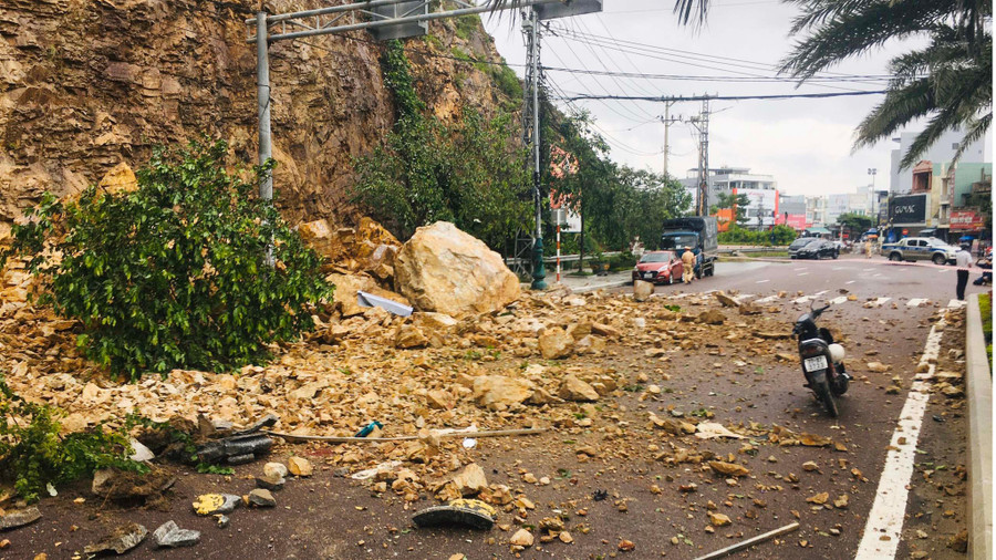  Sạt lở núi Bà Hỏa vàng sáng 25.10. Ảnh: Hoàng Trọng 