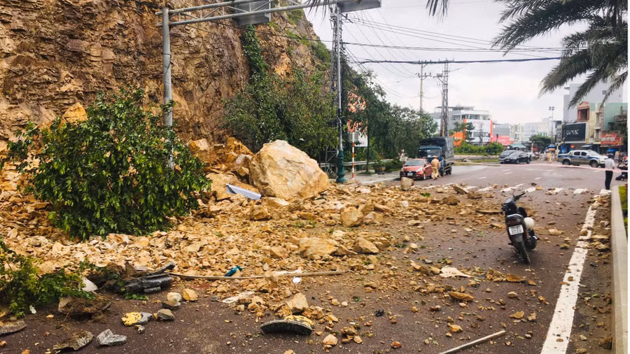  Sạt lở núi Bà Hỏa vàng sáng 25.10. Ảnh: Hoàng Trọng 