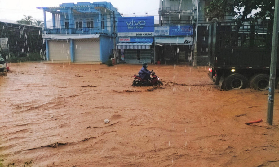 Quốc lộ 20 biến thành sông sau cơn mưa lớn chiều 21.10. Ảnh: Trùng Dương