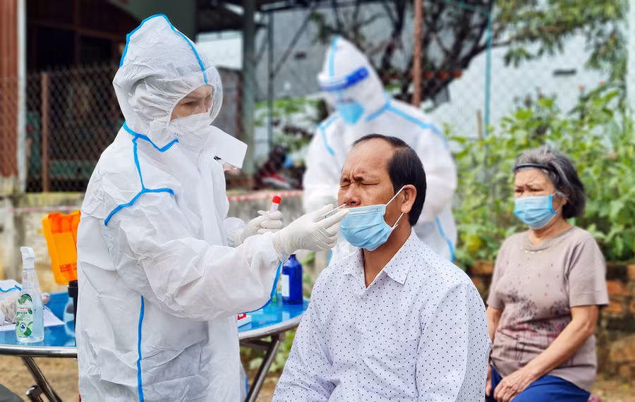  Nhân viên y tế Trung tâm Y tế TP. Pleiku lấy mẫu xét nghiệm người dân tại hẻm 218 Trần Quý Cáp (thôn Pleiku Roh, Phường Yên Đổ, TP. Pleiku). Ảnh: Bá Bính