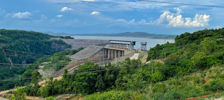  Ngắm đập thủy điện Ia Ly từ khu du lịch nông nghiệp. Ảnh: Hoàng Ngọc