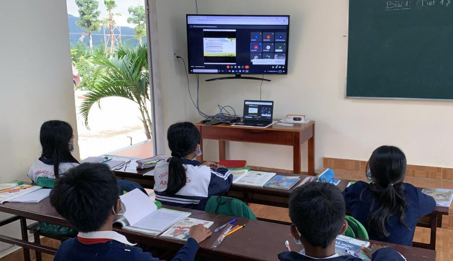 Học sinh dân tộc ở H.Đức Trọng (Lâm Đồng) học trực tuyến chung vì thiếu máy tính. Ảnh: CTV