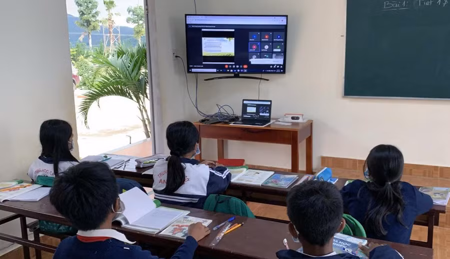 Học sinh dân tộc ở H.Đức Trọng (Lâm Đồng) học trực tuyến chung vì thiếu máy tính. Ảnh: CTV