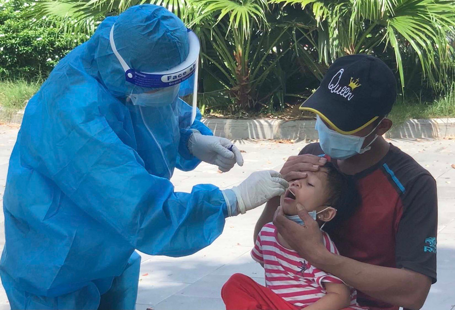 Công dân trở về từ vùng dịch qua chốt kiểm soát xã Chư Ngọc (huyện Krông Pa) được test nhanh Covid trước khi đi cách ly tập trung. Ảnh: Vũ Chi