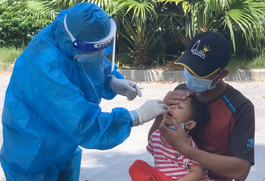 Công dân trở về từ vùng dịch qua chốt kiểm soát xã Chư Ngọc (huyện Krông Pa) được test nhanh Covid trước khi đi cách ly tập trung. Ảnh: Vũ Chi