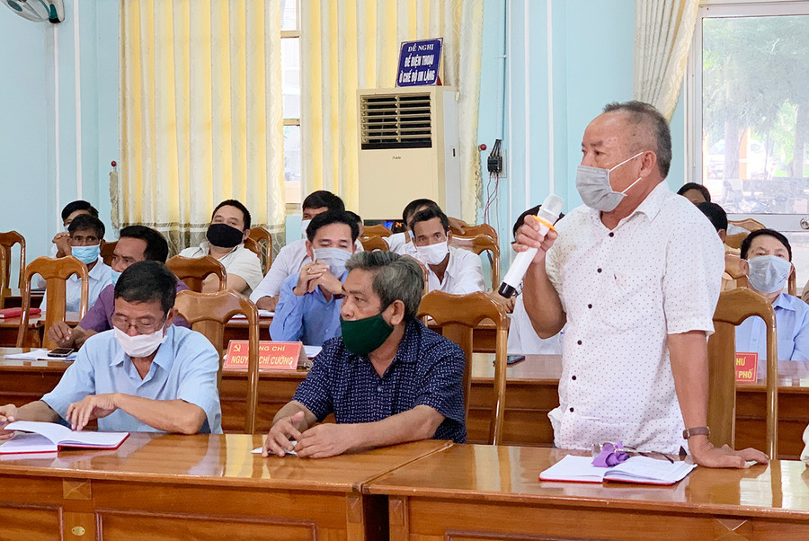  Ông Võ Xuân Thi-Bí thư Chi bộ tổ dân phố 3 (phường Đoàn Kết) tham gia ý kiến tại cuộc họp. Ảnh: Vũ Chi