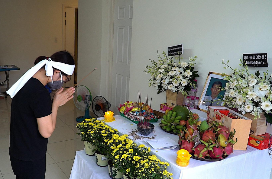 Bàn thờ bố chị Dung được lập ngay trong Bệnh viện dã chiến số 6