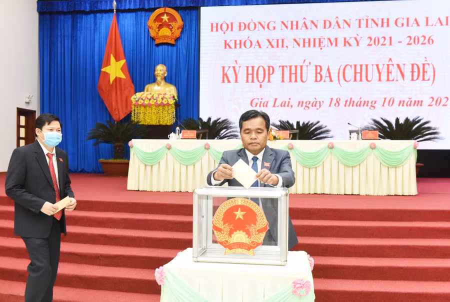 Bí thư Tỉnh ủy Hồ Văn Niên bỏ phiếu bầu bổ sung 3 Ủy viên UBND tỉnh khóa XII (nhiệm kỳ 2021-2026). Ảnh: Đức Thụy