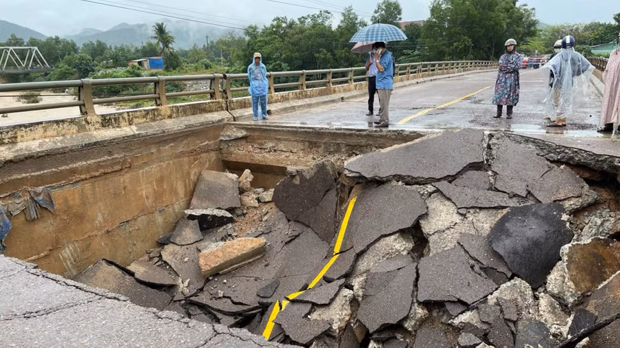 Mố cầu Ngô La bị sạt lở gây chia cắt giao thông trên QL19C. Ảnh: Bảo Thoa