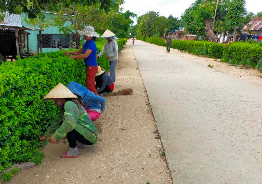 Hội viên phụ nữ làng Hưng Dơng (xã Kông Yang) dọn vệ sinh đường làng. Ảnh: Ngọc Minh Hội viên phụ nữ làng Hưng Dơng (xã Kông Yang) dọn vệ sinh đường làng. Ảnh: Ngọc Minh