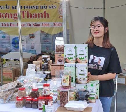 Sản phẩm măng ChuyaFood tham gia chợ phiên nông sản an toàn huyện Đức Cơ. Ảnh: Văn Châu