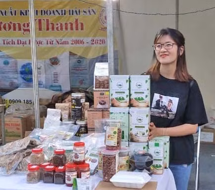 Sản phẩm măng ChuyaFood tham gia chợ phiên nông sản an toàn huyện Đức Cơ. Ảnh: Văn Châu