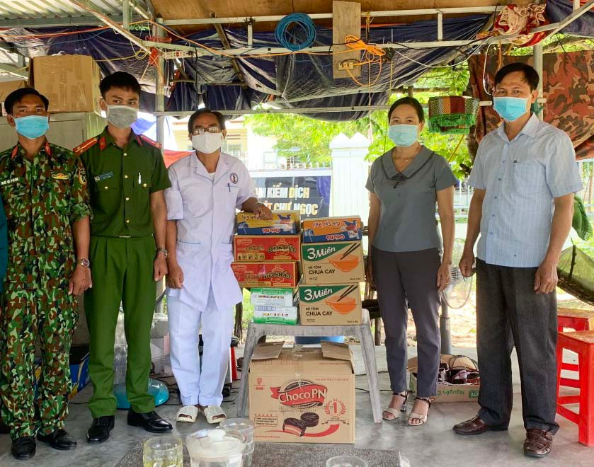 Trao tặng như yếu phẩm cho chốt kiểm soát xã Chư Ngọc. Ảnh: Viễn Phương