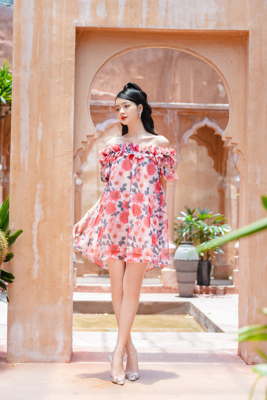 Váy hoa chính là item được lòng hội chị em nhiều nhất vì nó mang đến nét rạng rỡ, ngọt ngào và hack tuổi vi diệu khi kết thân với kiểu váy này.