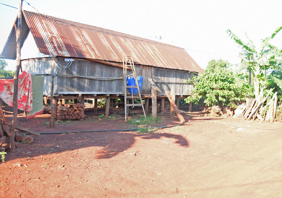 Ngôi nhà sàn cô lẻ của gia đình ông Đinh Breo ở làng mới. Ảnh: Phương Duyên