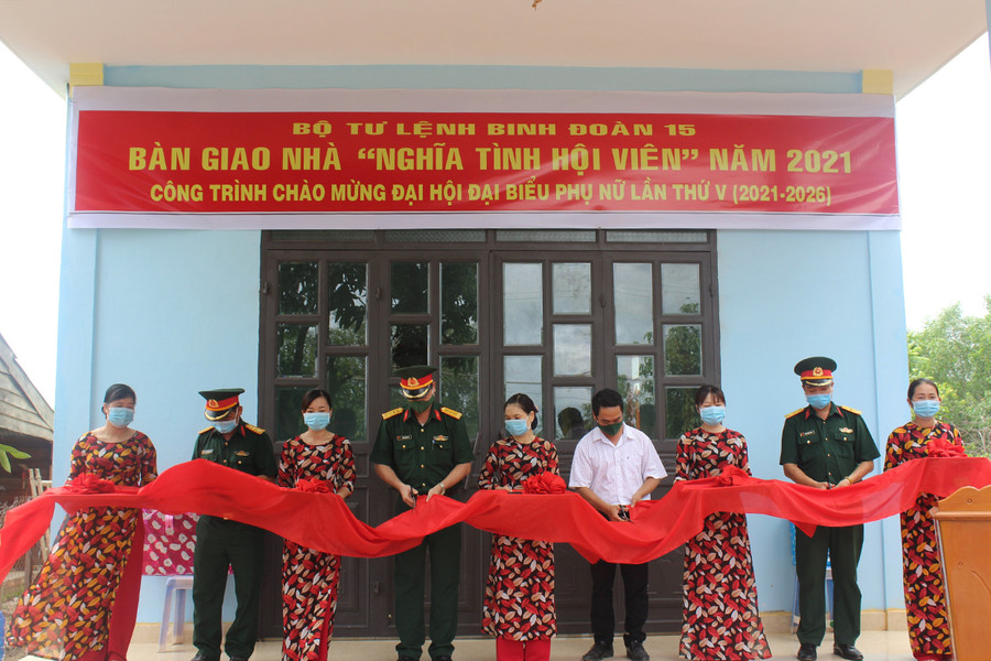  Trao nhà cho hộ gia đình có hoàn cảnh khó khăn. Ảnh: Vĩnh Hoàng