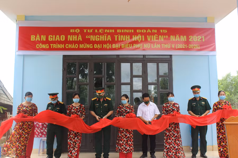  Trao nhà cho hộ gia đình có hoàn cảnh khó khăn. Ảnh: Vĩnh Hoàng