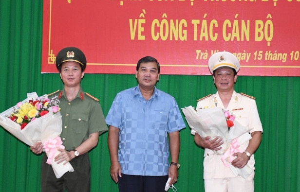 Đồng chí Kim Ngọc Thái, Phó Bí thư Thường trực Tỉnh ủy - Chủ tịch HĐND tỉnh Trà Vinh chúc mừng Đại tá Vũ Hoài Bắc và Đại tá Trần Xuân Ánh. Đồng chí Kim Ngọc Thái, Phó Bí thư Thường trực Tỉnh ủy - Chủ tịch HĐND tỉnh Trà Vinh chúc mừng Đại tá Vũ Hoài Bắc và Đại tá Trần Xuân Ánh.