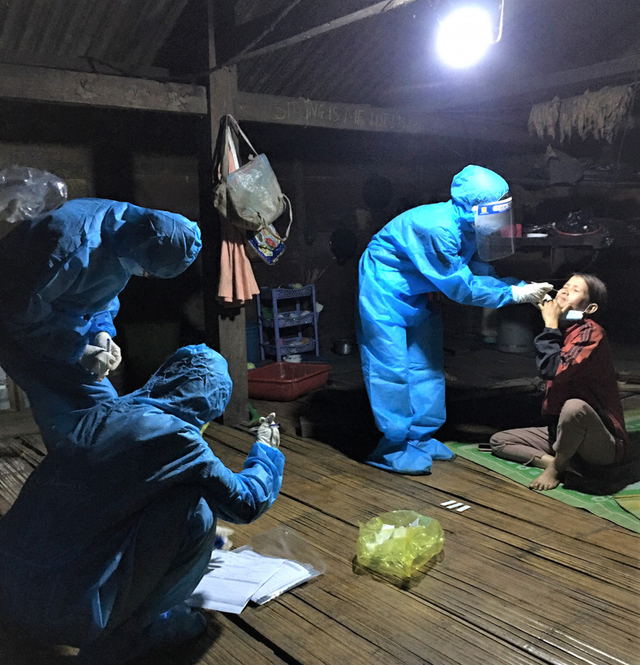 Lấy mẫu xét nghiệm cho người dân ở Ngọc Lây. Ảnh: PN