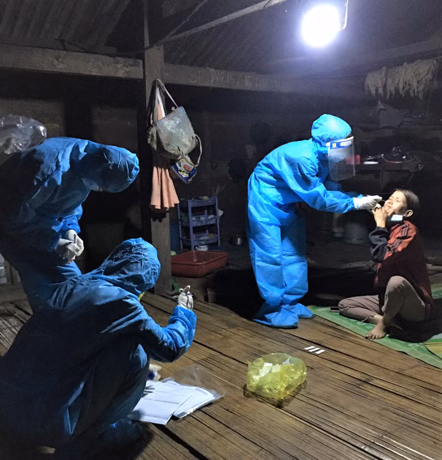 Lấy mẫu xét nghiệm cho người dân ở Ngọc Lây. Ảnh: PN