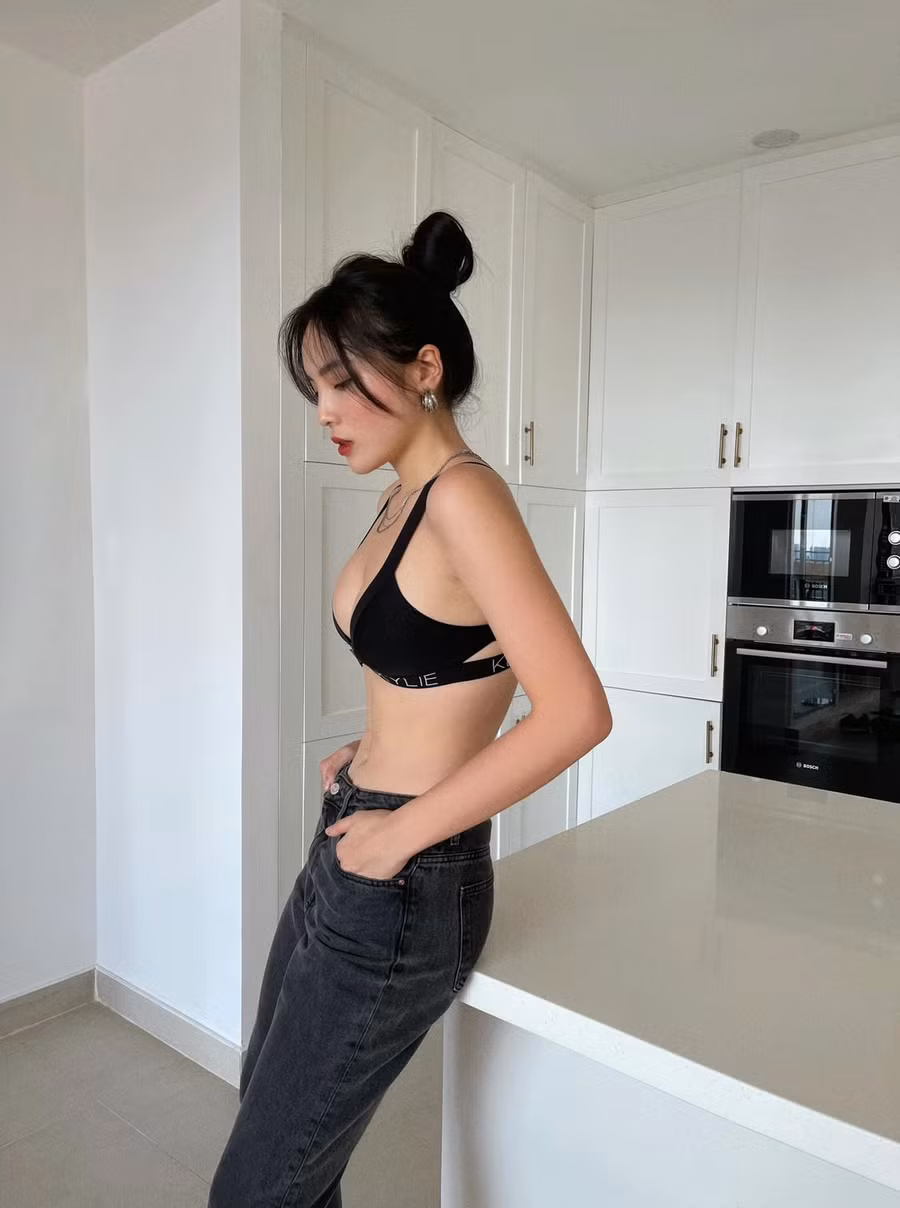 Loạt khoảnh khắc này nhanh chóng nhận được sự quan tâm của cộng đồng mạng. Nhiều người dành lời khen ngợi cho body nóng bỏng của mỹ nhân sinh năm 1996. Ảnh: FBNV