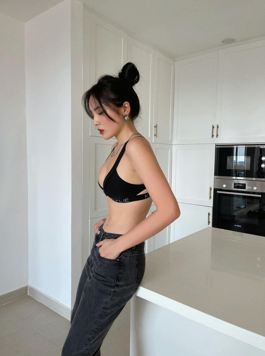 Loạt khoảnh khắc này nhanh chóng nhận được sự quan tâm của cộng đồng mạng. Nhiều người dành lời khen ngợi cho body nóng bỏng của mỹ nhân sinh năm 1996. Ảnh: FBNV