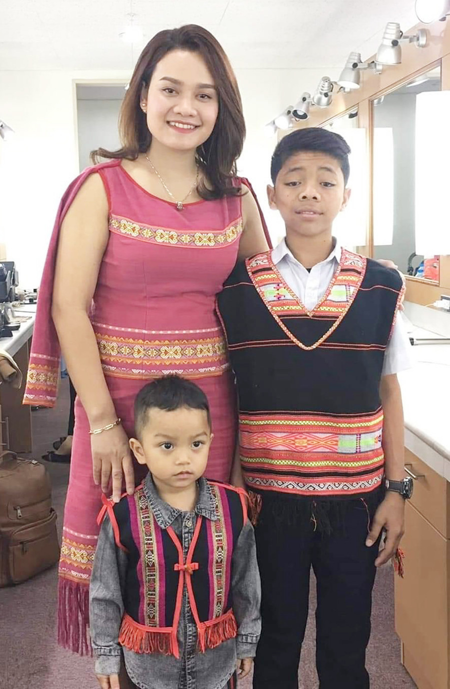 Cậu bé Y Song (bên phải) được chị Y Byen cứu khỏi bị chôn theo người mẹ không may qua đời. Ảnh: Phương Linh Cậu bé Y Song (bên phải) được chị Y Byen cứu khỏi bị chôn theo người mẹ không may qua đời. Ảnh: Phương Linh