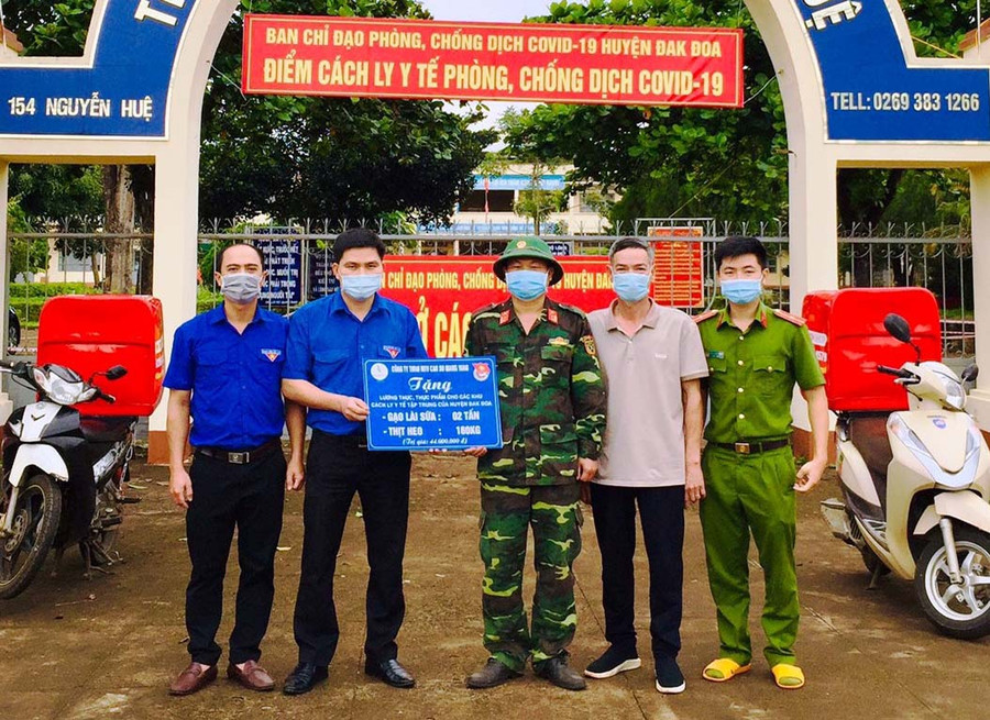 Đại diện Công ty trao tặng lương thực, thực phẩm cho khu cách ly y tế tập trung trên địa bàn huyện Đak Đoa. Ảnh: Đinh Yến