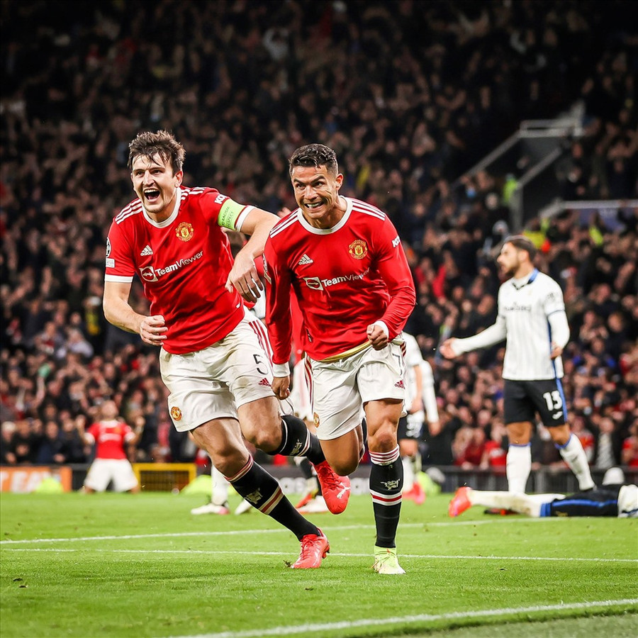 Khoảnh khắc tất cả như đứng lại nhìn Ronaldo ghi bàn. Ảnh: AFP