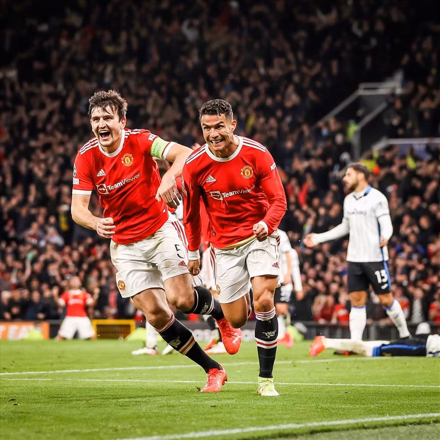 Khoảnh khắc tất cả như đứng lại nhìn Ronaldo ghi bàn. Ảnh: AFP