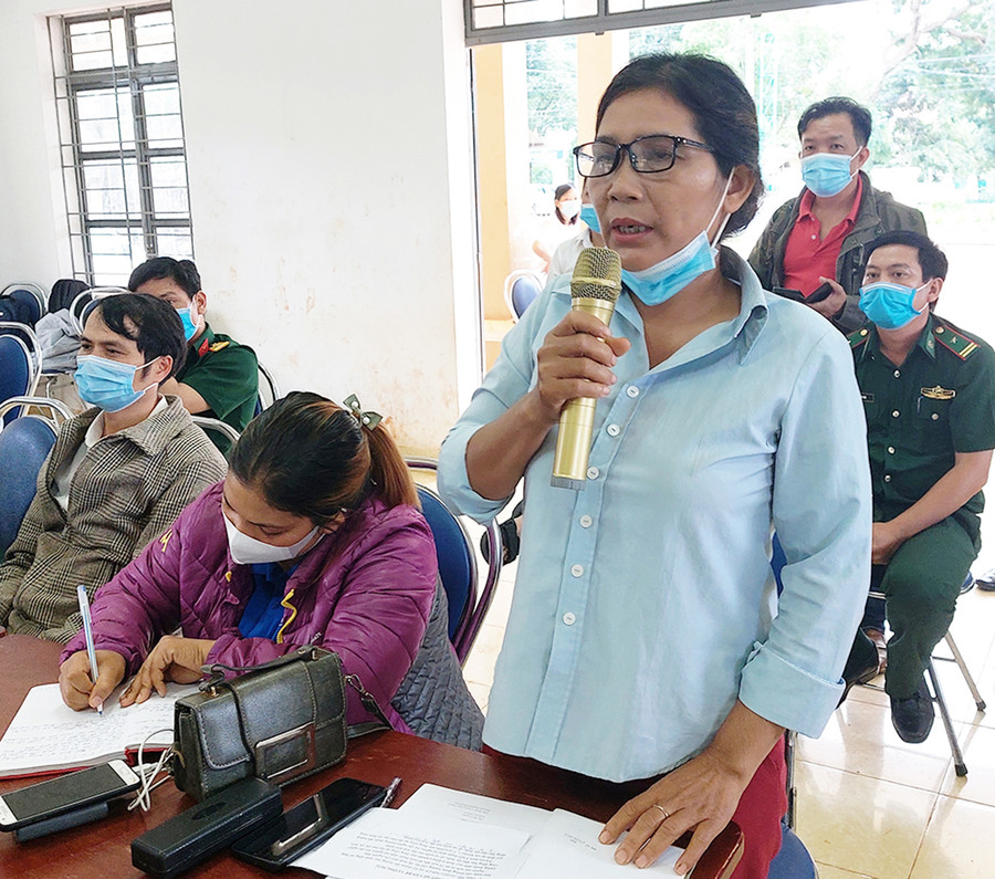 Cử tri xã Ia Pnôn (huyện Đức Cơ) phát biểu ý kiến. Ảnh: Vĩnh Hoàng Cử tri xã Ia Pnôn (huyện Đức Cơ) phát biểu ý kiến. Ảnh: Vĩnh Hoàng