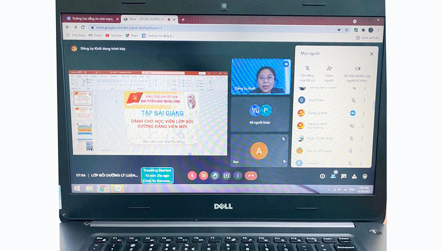  Lớp bồi dưỡng lý luận chính trị dành cho đảng viên mới đợt II-2021 được tổ chức theo hình thức trực tuyến. Ảnh: Phan Lài